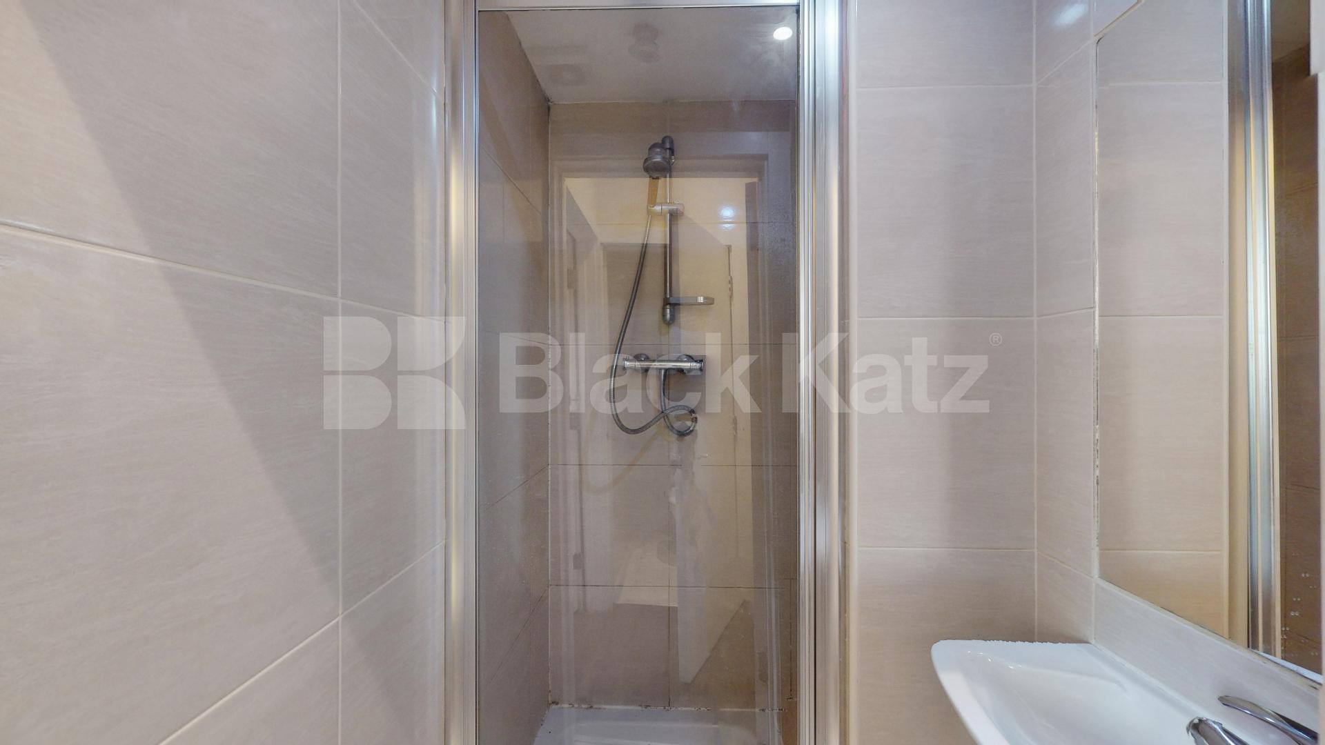 Modern one bed set within a large period house mins to tube and shops Sutherland Avenue, Maida Vale